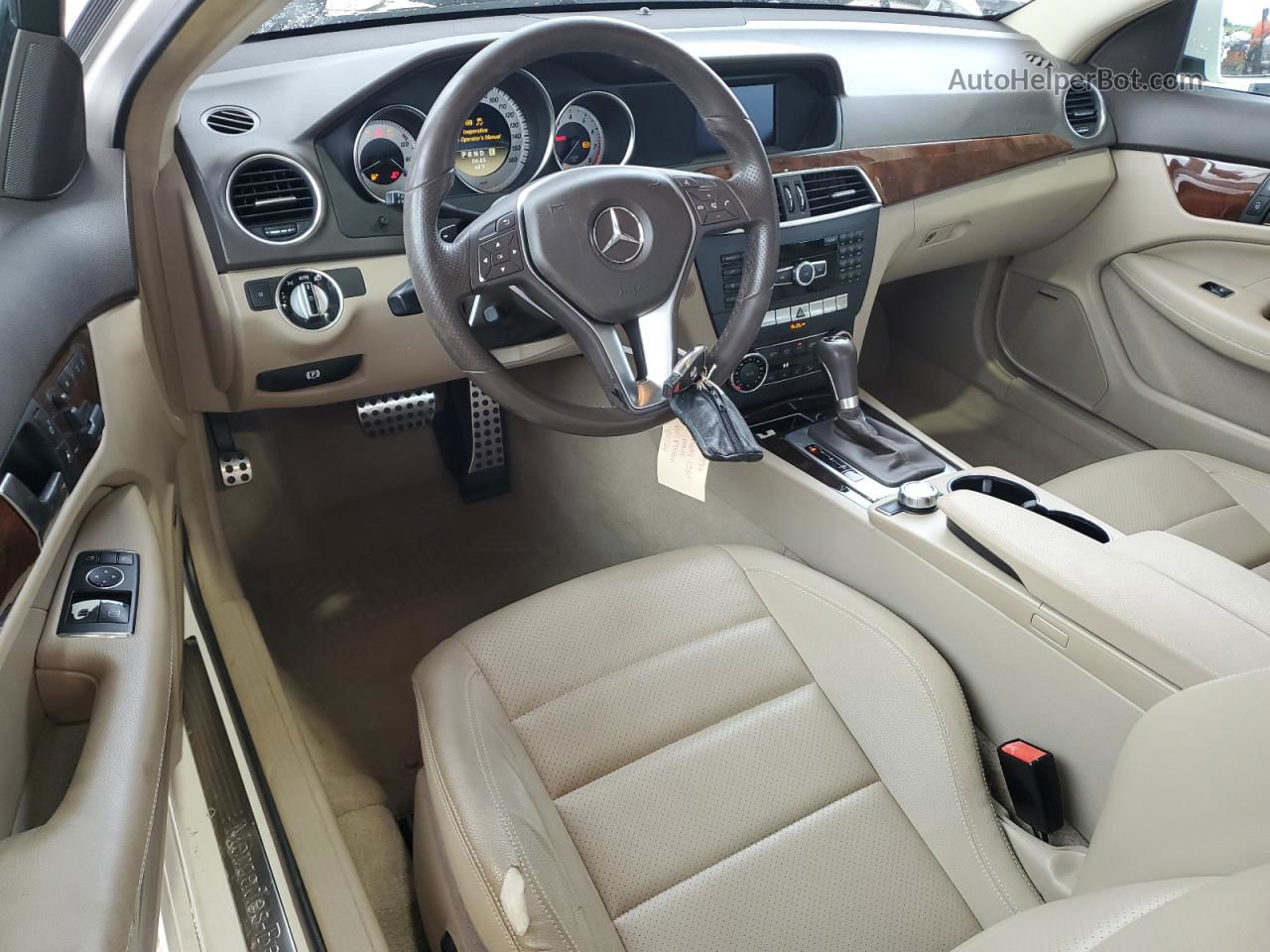 2012 Mercedes-benz C 250 Белый vin: WDDGJ4HB2CF875564