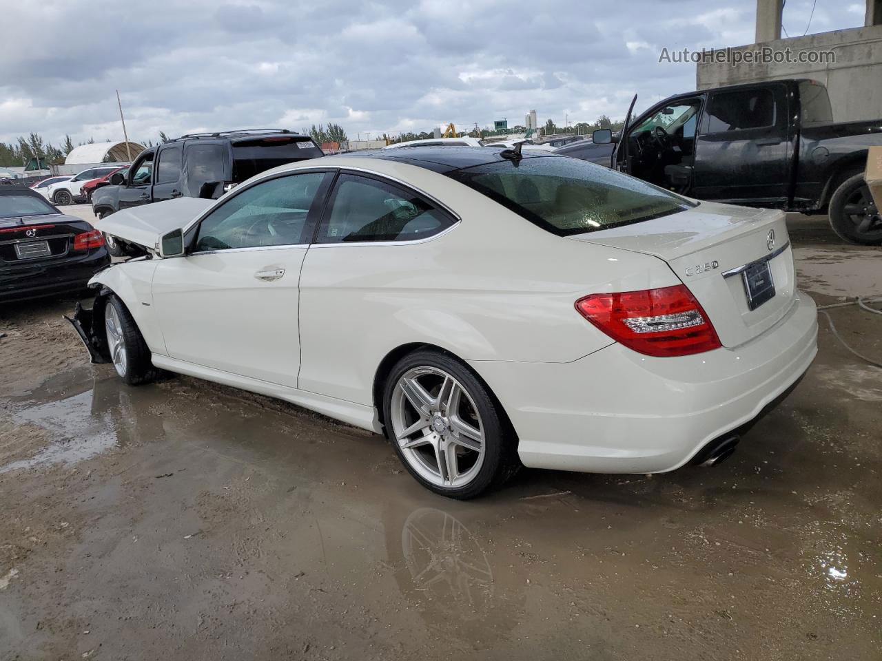 2012 Mercedes-benz C 250 Белый vin: WDDGJ4HB2CF875564