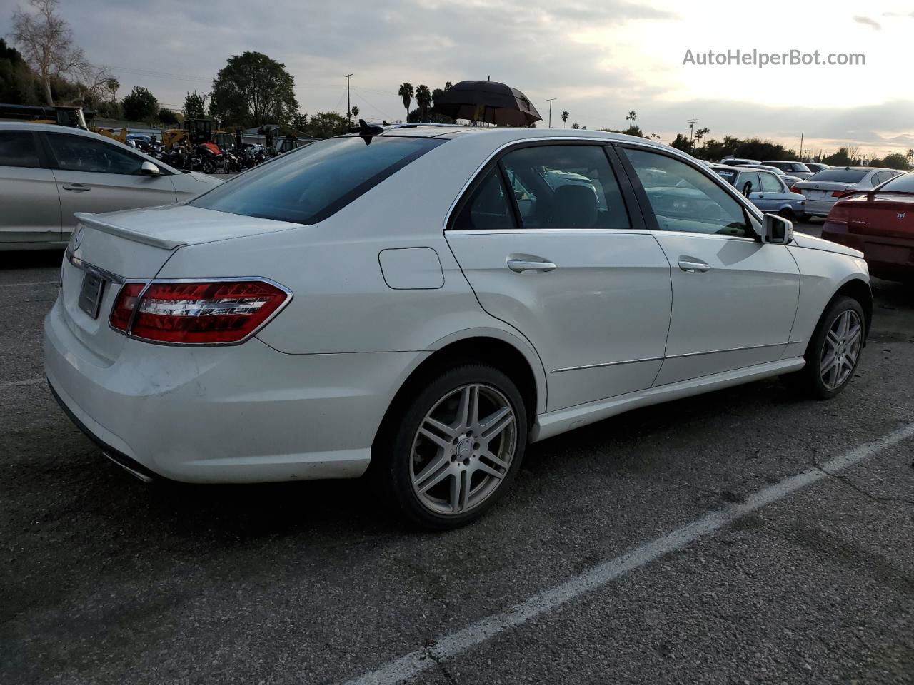 2010 Mercedes-benz E 550 White vin: WDDHF7CB1AA058269