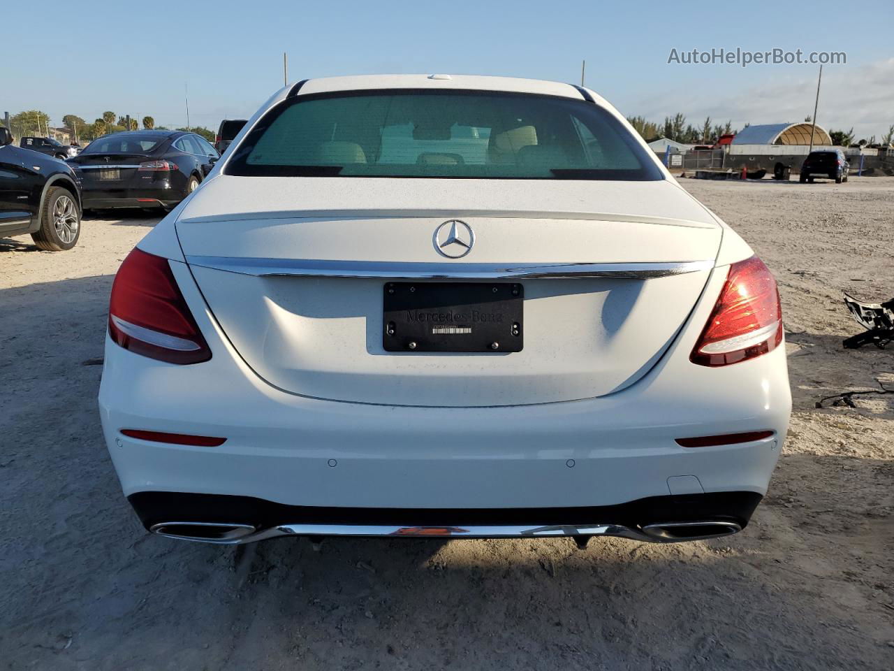 2019 Mercedes-benz E 300 White vin: WDDZF4JBXKA680702