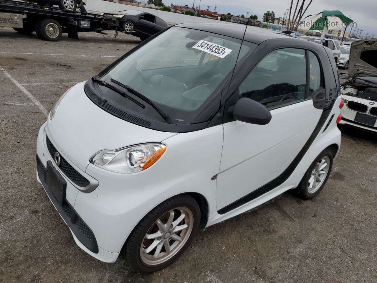 2014 Smart Fortwo White vin: WMEEJ9AA3EK786565