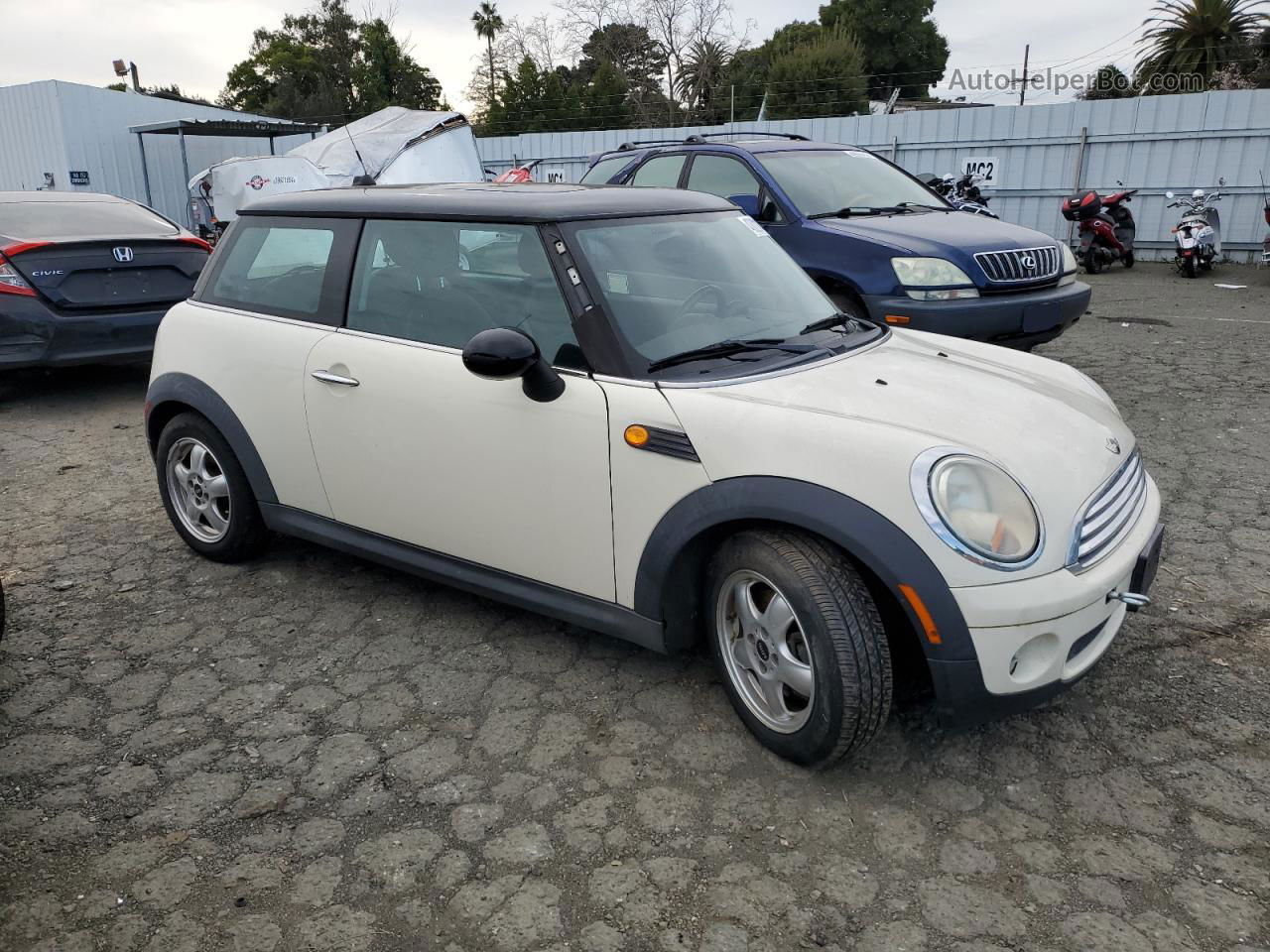 2007 Mini Cooper  Beige vin: WMWMF33537TL67246