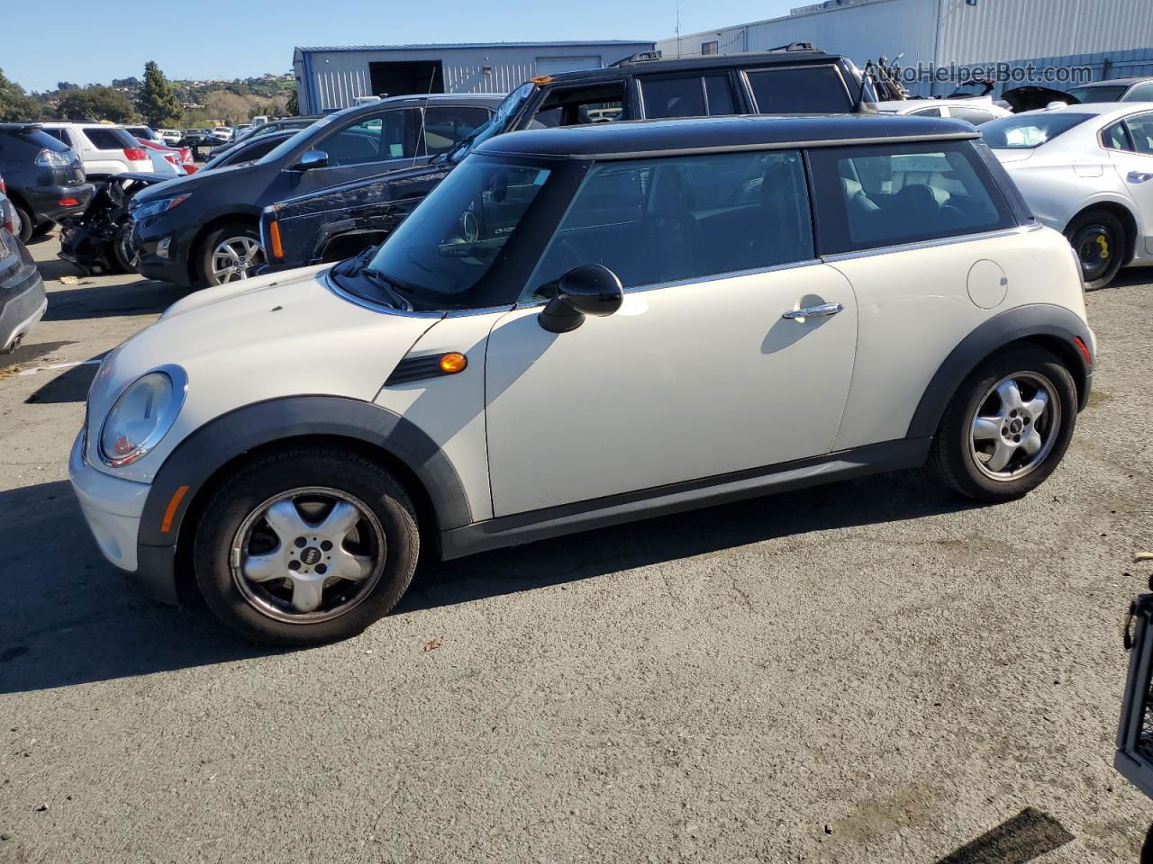 2007 Mini Cooper  White vin: WMWMF33537TT55839