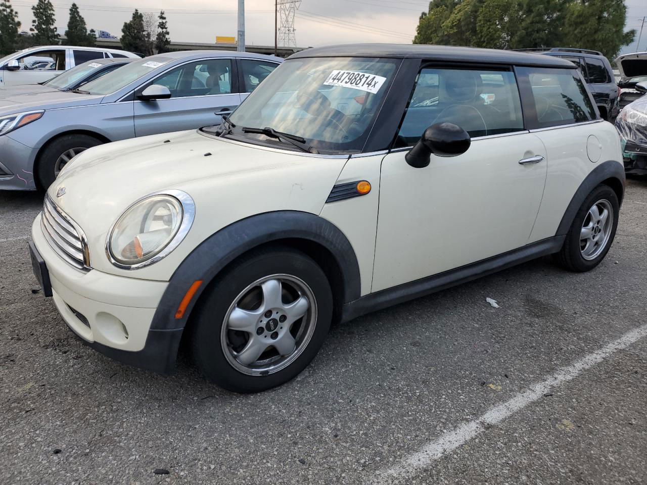 2007 Mini Cooper  White vin: WMWMF33547TT55493