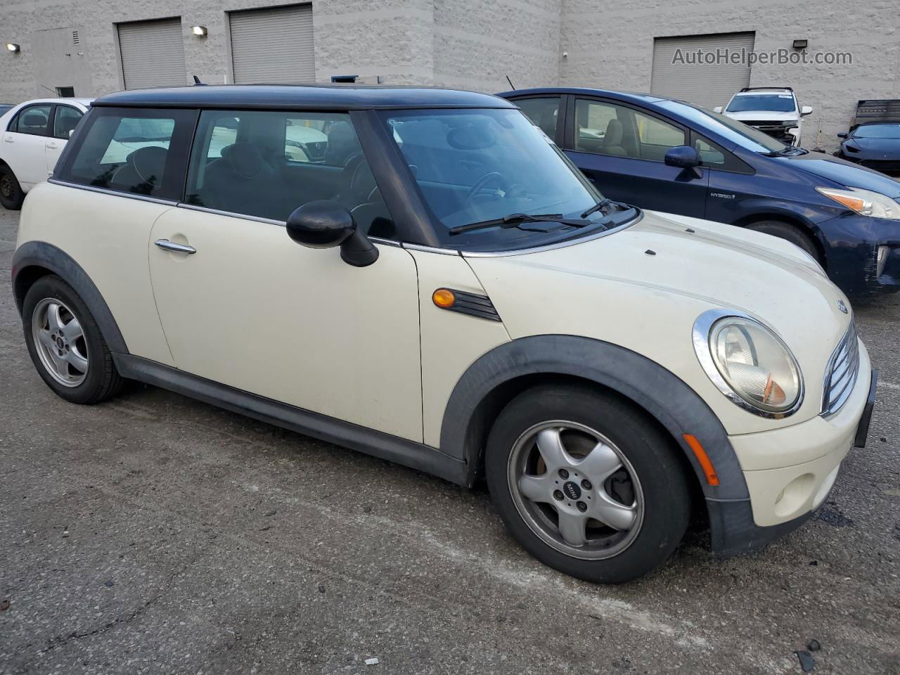 2007 Mini Cooper  White vin: WMWMF33547TT55493