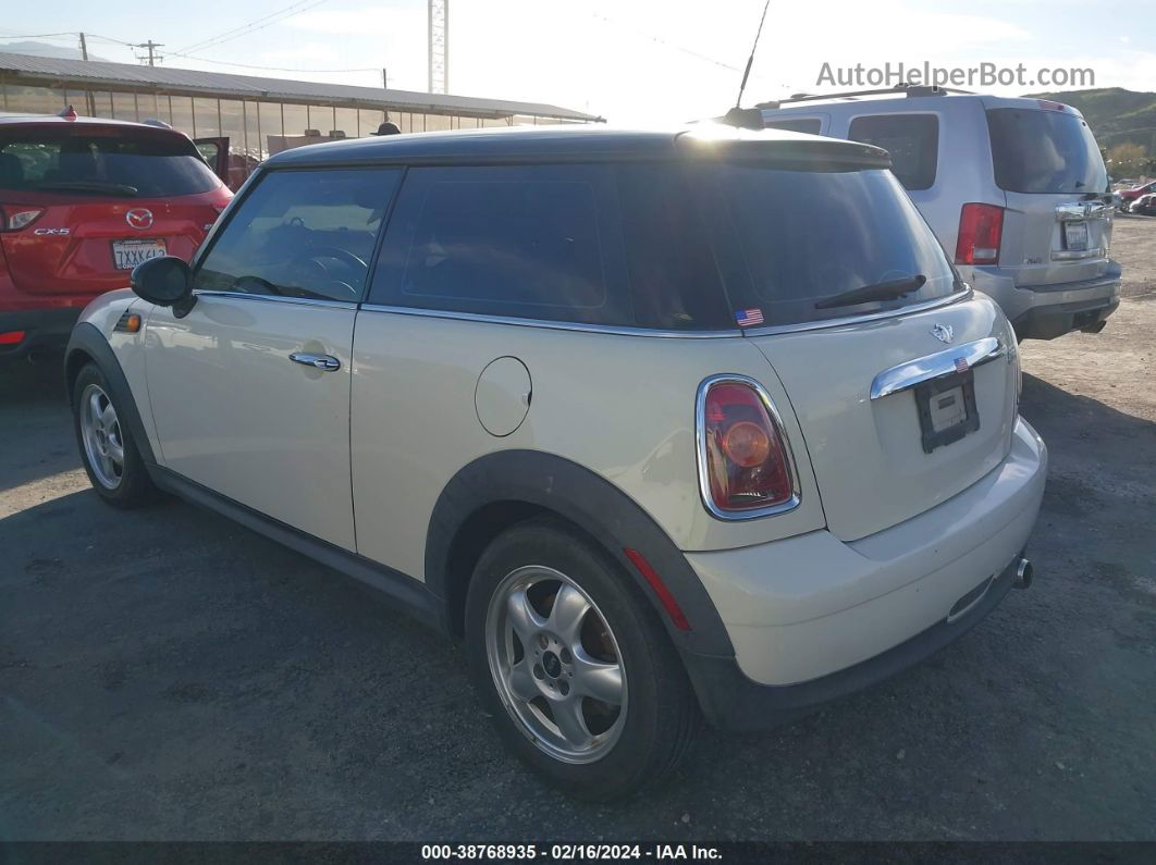 2007 Mini Cooper   White vin: WMWMF33577TT57951