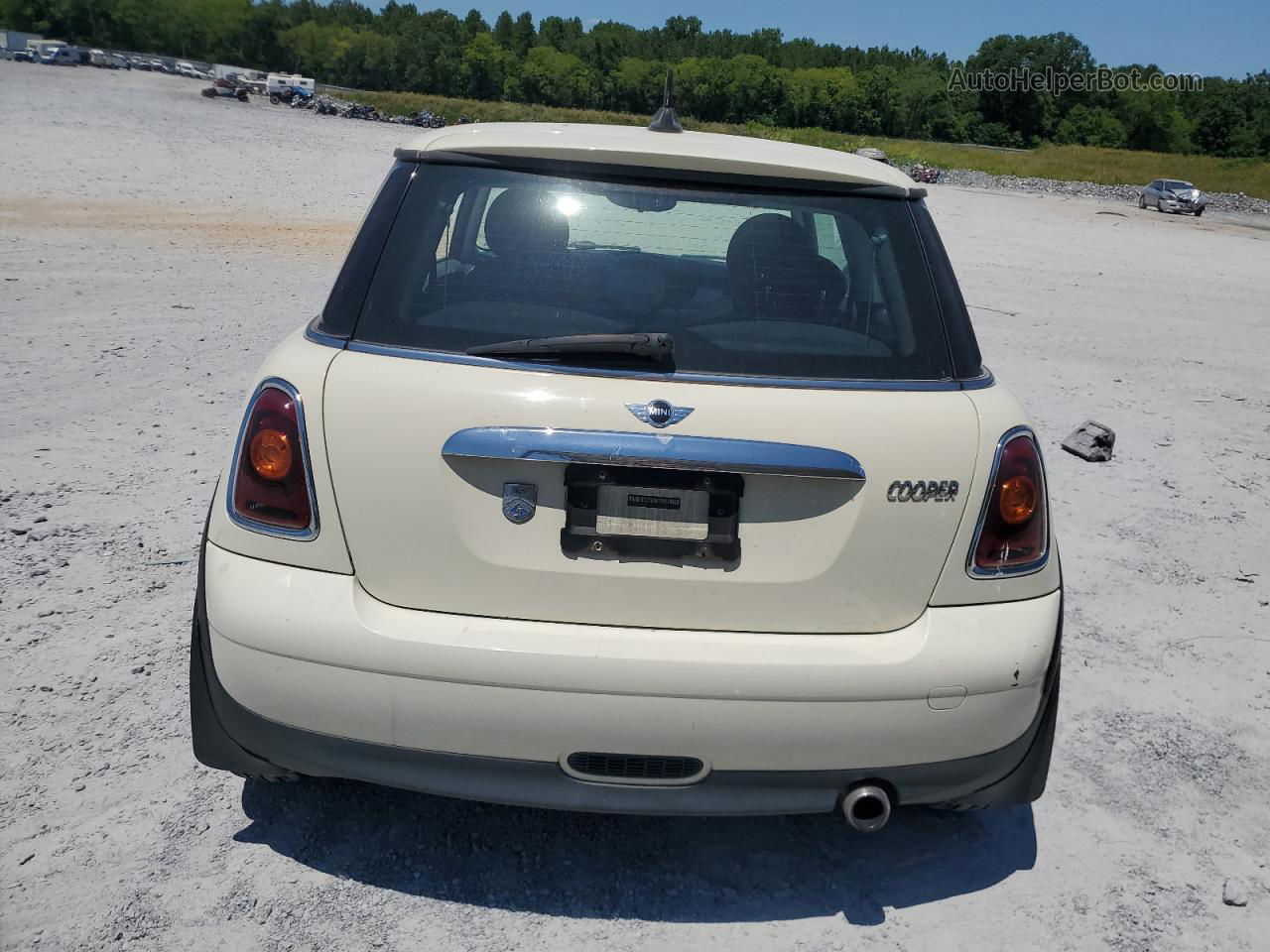 2007 Mini Cooper  White vin: WMWMF33597TT57496