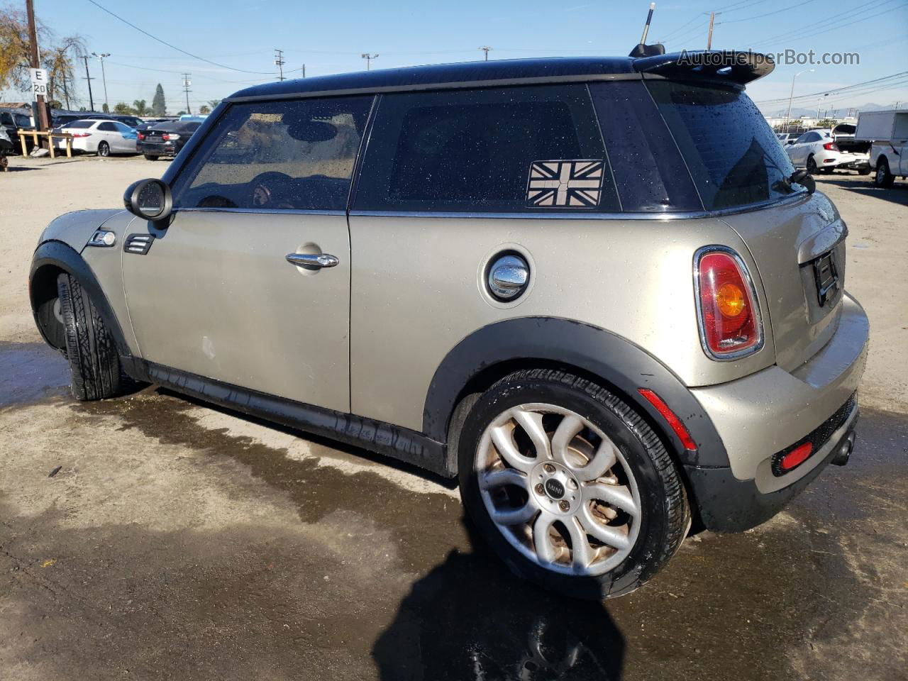 2007 Mini Cooper S Gold vin: WMWMF73527TT81906