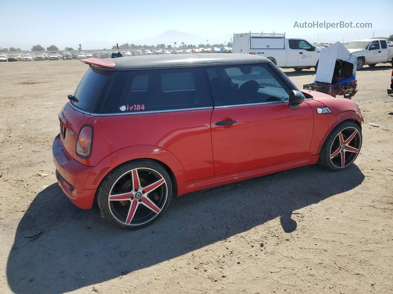 2007 Mini Cooper S Red vin: WMWMF73577TT82629