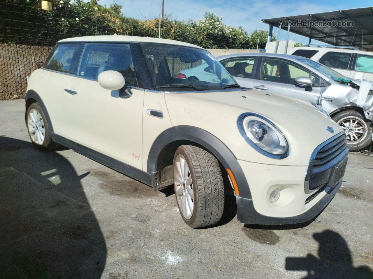 2018 Mini Cooper  White vin: WMWXP5C59J2G61658