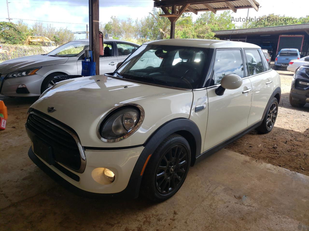 2018 Mini Cooper  White vin: WMWXU1C52J2F80695