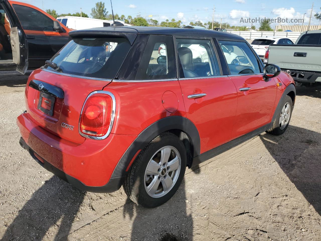 2018 Mini Cooper  Red vin: WMWXU1C57J2F80014