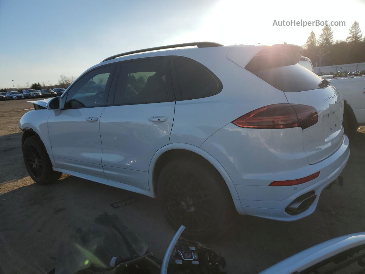 2018 Porsche Cayenne  White vin: WP1AA2A20JKA01473