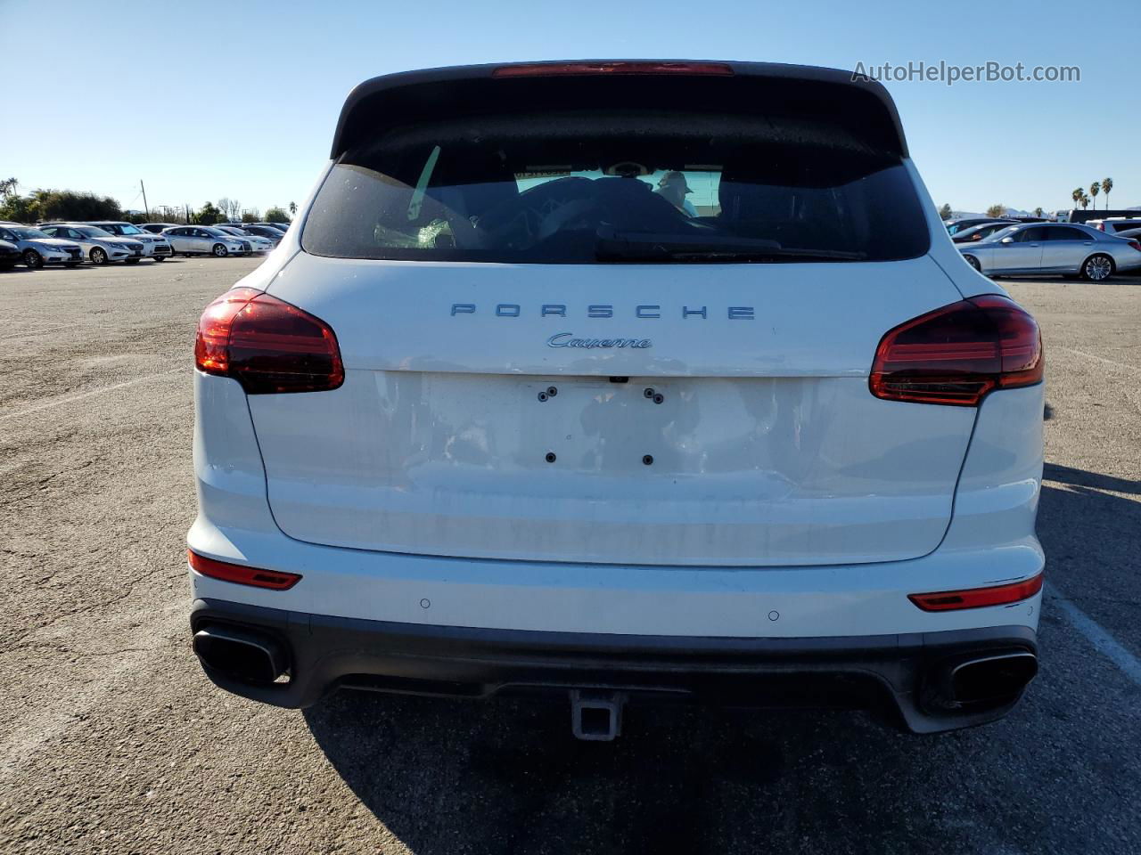 2018 Porsche Cayenne  White vin: WP1AA2A20JKA07600