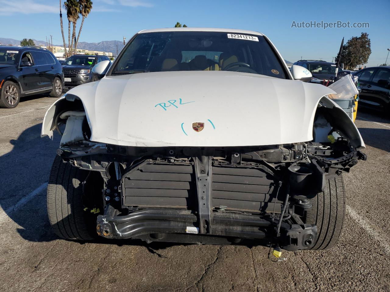 2018 Porsche Cayenne  White vin: WP1AA2A20JKA07600