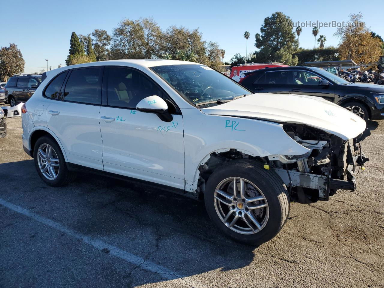 2018 Porsche Cayenne  White vin: WP1AA2A20JKA07600