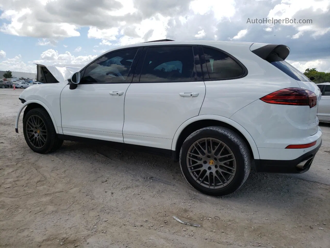 2018 Porsche Cayenne  White vin: WP1AA2A21JKA01630