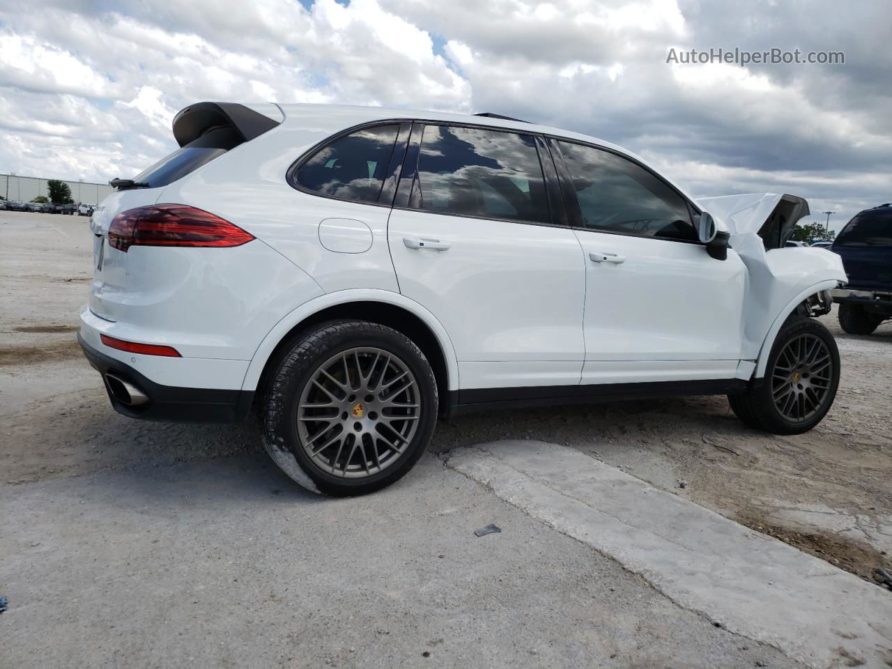 2018 Porsche Cayenne  White vin: WP1AA2A21JKA01630