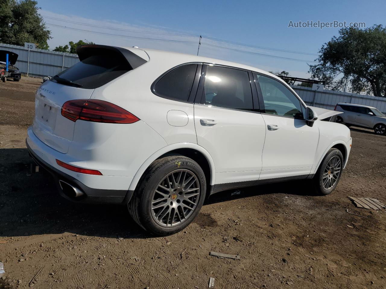 2018 Porsche Cayenne  White vin: WP1AA2A23JKA07249