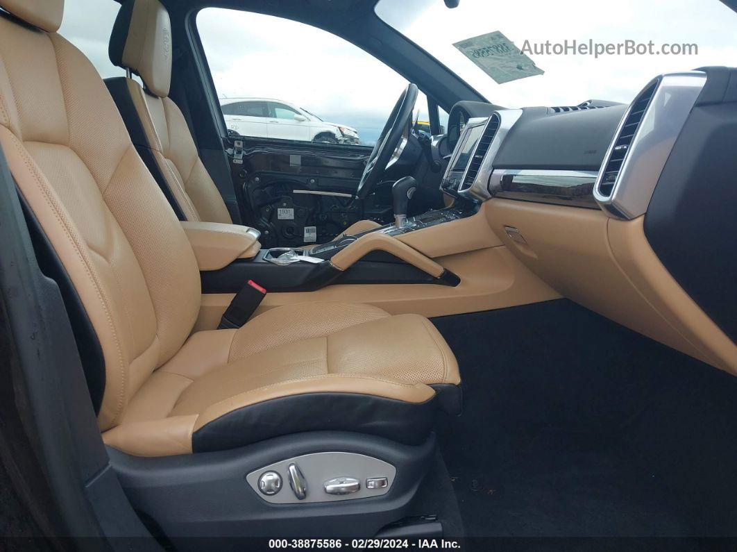 2018 Porsche Cayenne   Burgundy vin: WP1AA2A26JKA06368