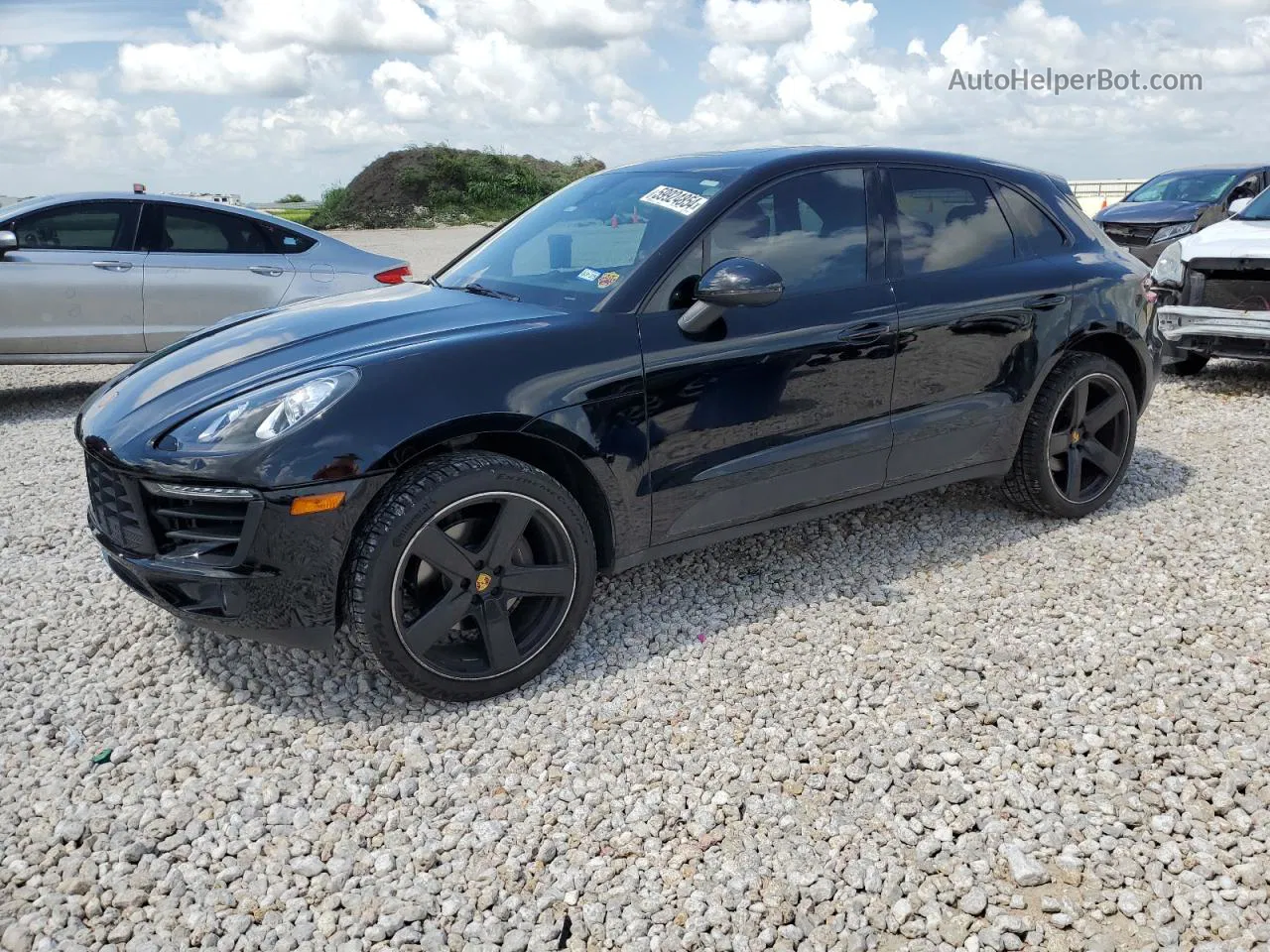 2017 Porsche Macan  Black vin: WP1AA2A50HLB80497