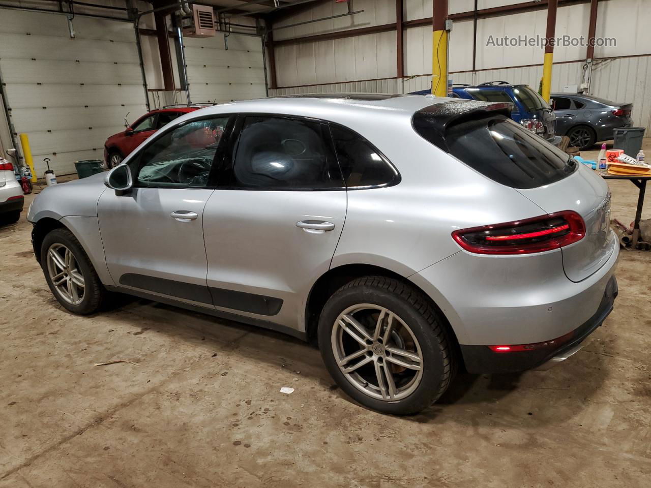 2017 Porsche Macan  Серебряный vin: WP1AA2A50HLB81097