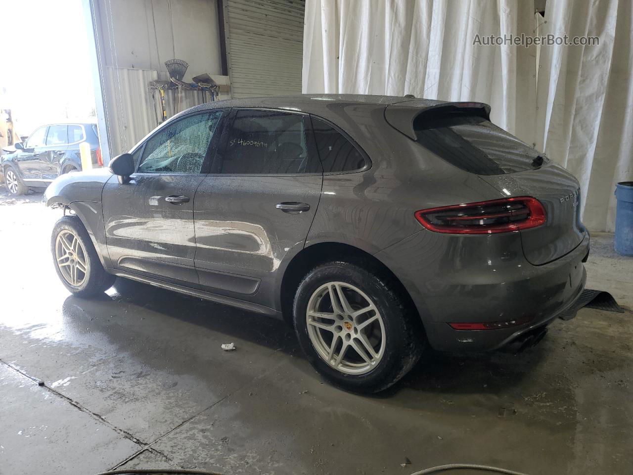 2018 Porsche Macan  Green vin: WP1AA2A50JLB03828