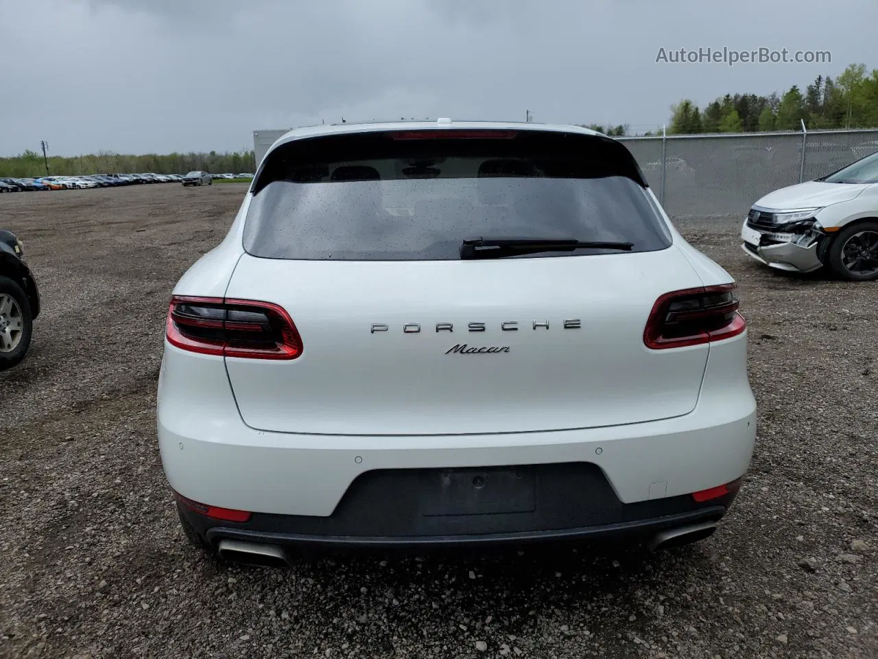 2017 Porsche Macan  White vin: WP1AA2A51HLB03900