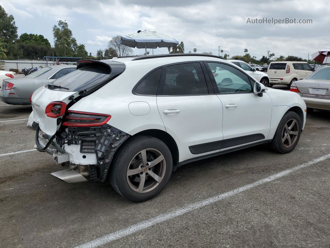 2017 Porsche Macan  White vin: WP1AA2A52HLB80159