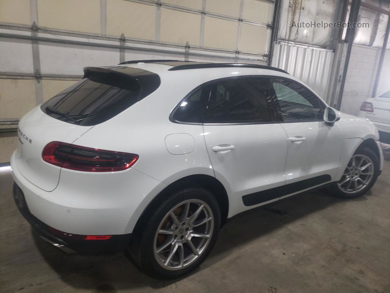 2018 Porsche Macan  White vin: WP1AA2A52JLB01501