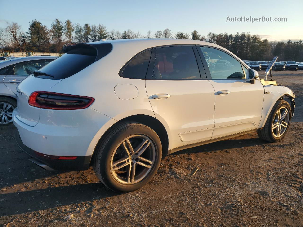 2018 Porsche Macan  White vin: WP1AA2A53JLB11972