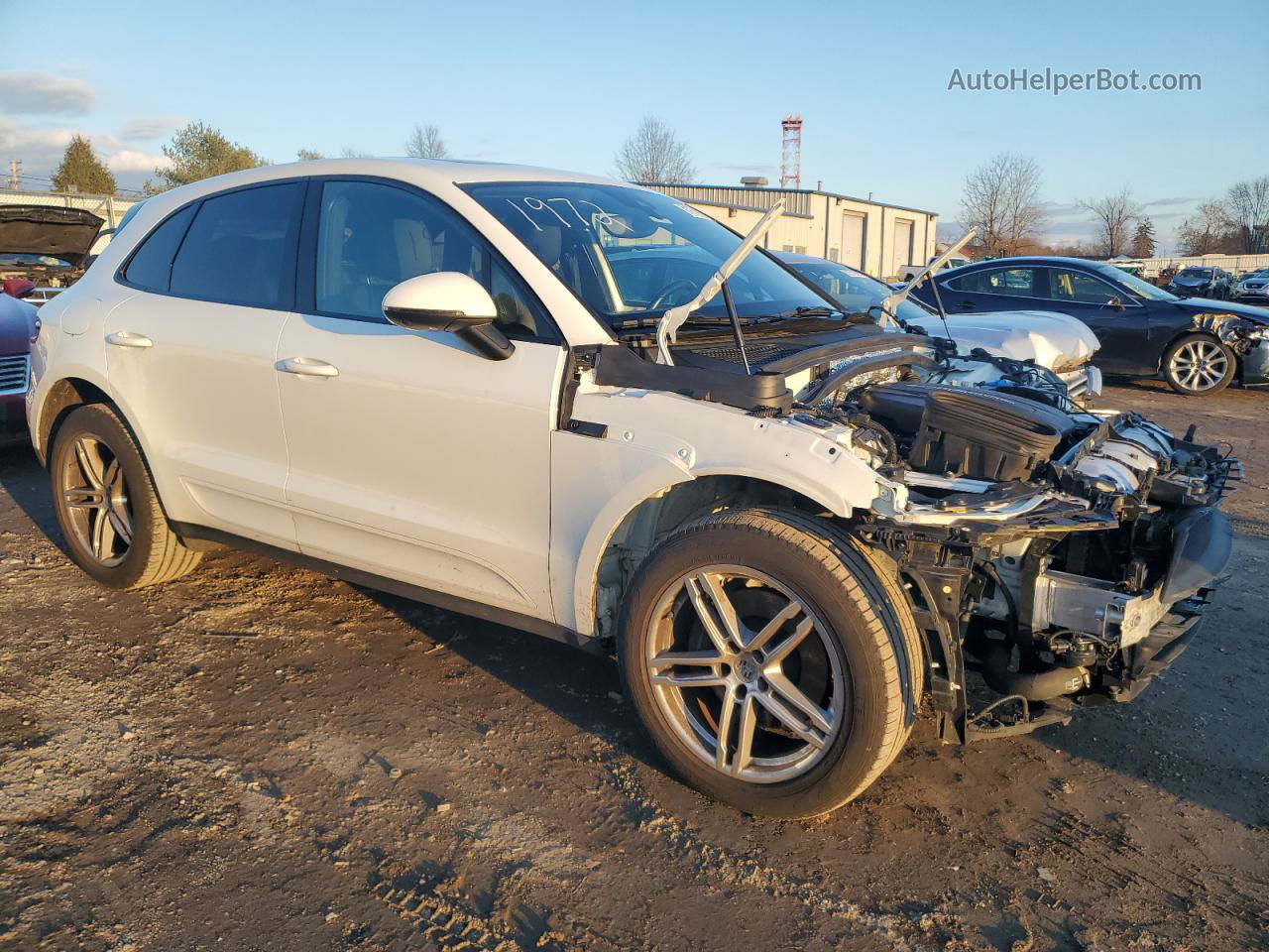 2018 Porsche Macan  White vin: WP1AA2A53JLB11972