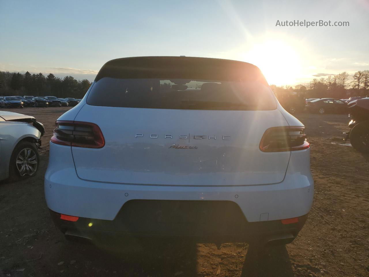 2018 Porsche Macan  White vin: WP1AA2A53JLB11972