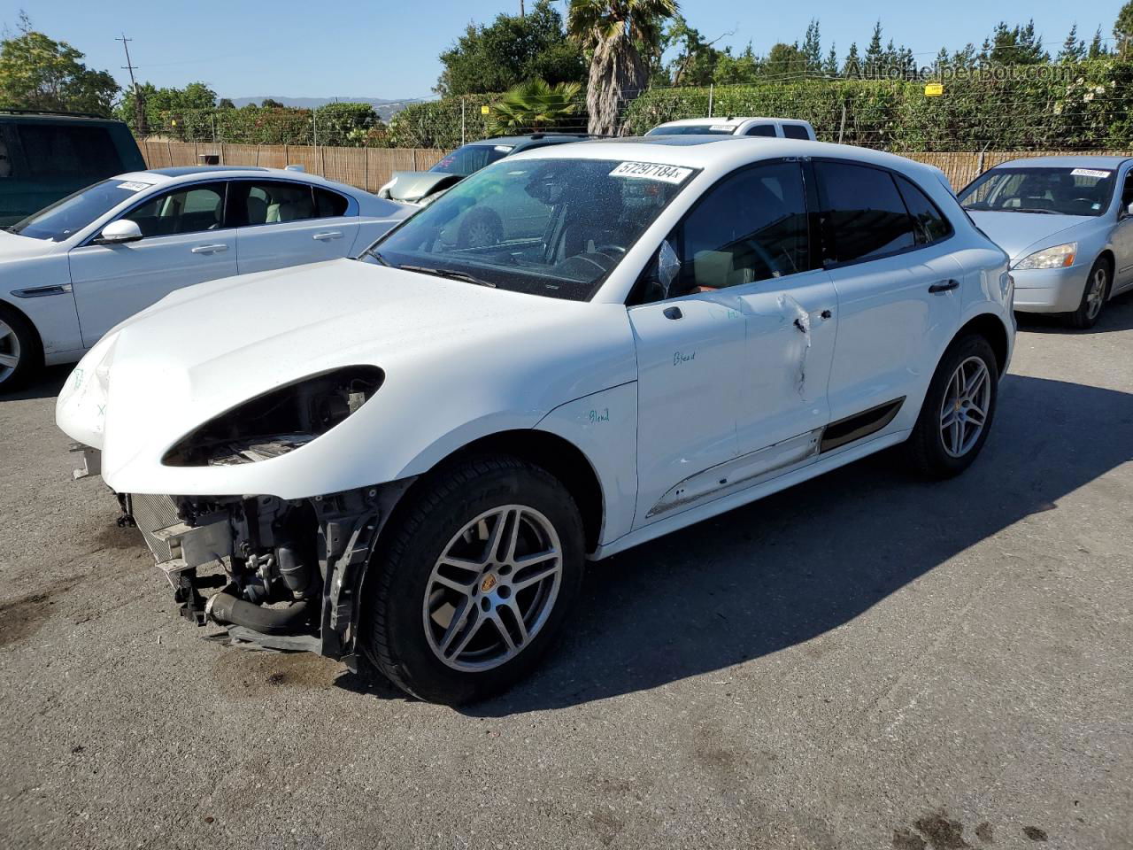 2018 Porsche Macan  White vin: WP1AA2A53JLB16279