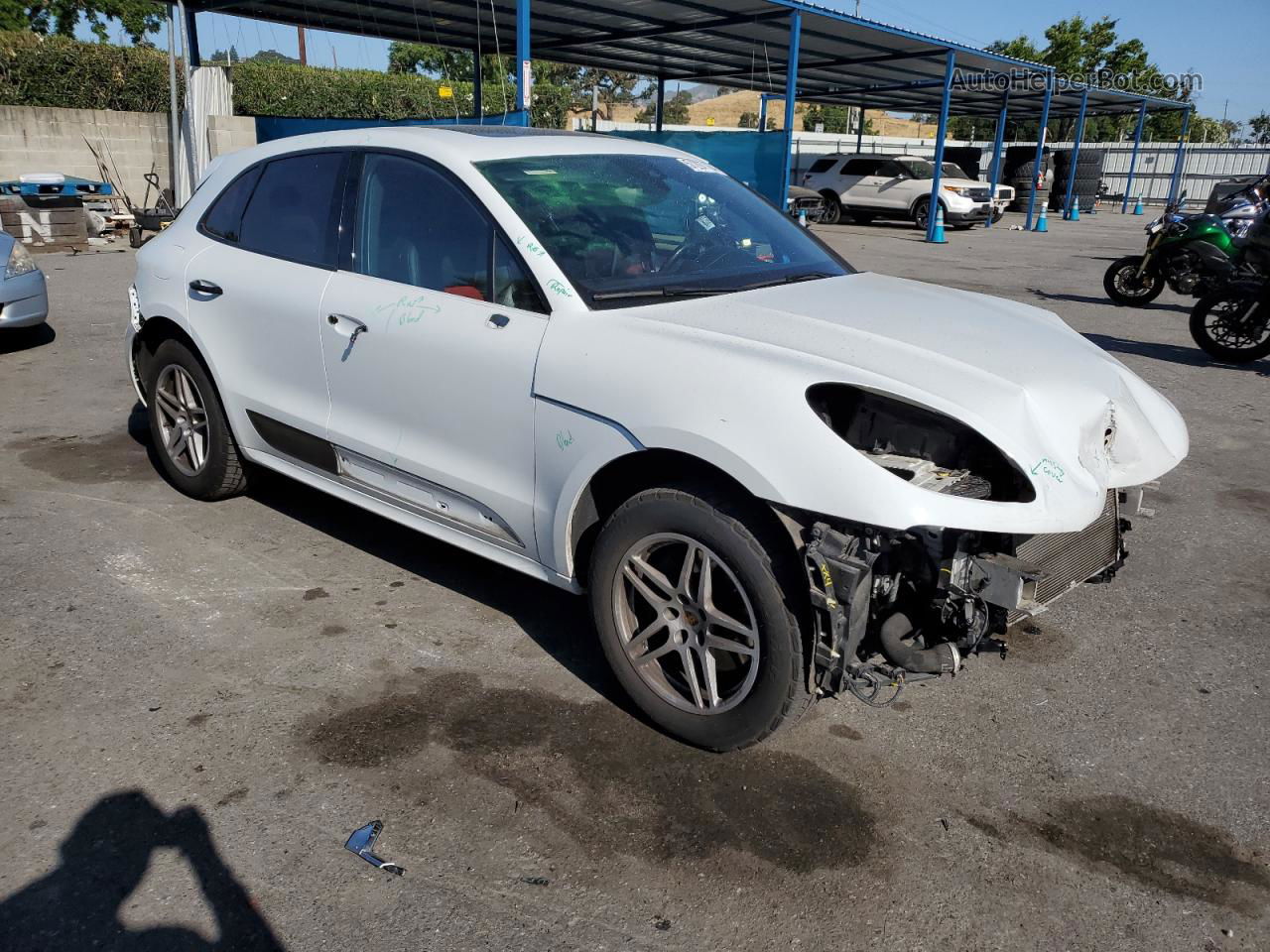 2018 Porsche Macan  White vin: WP1AA2A53JLB16279