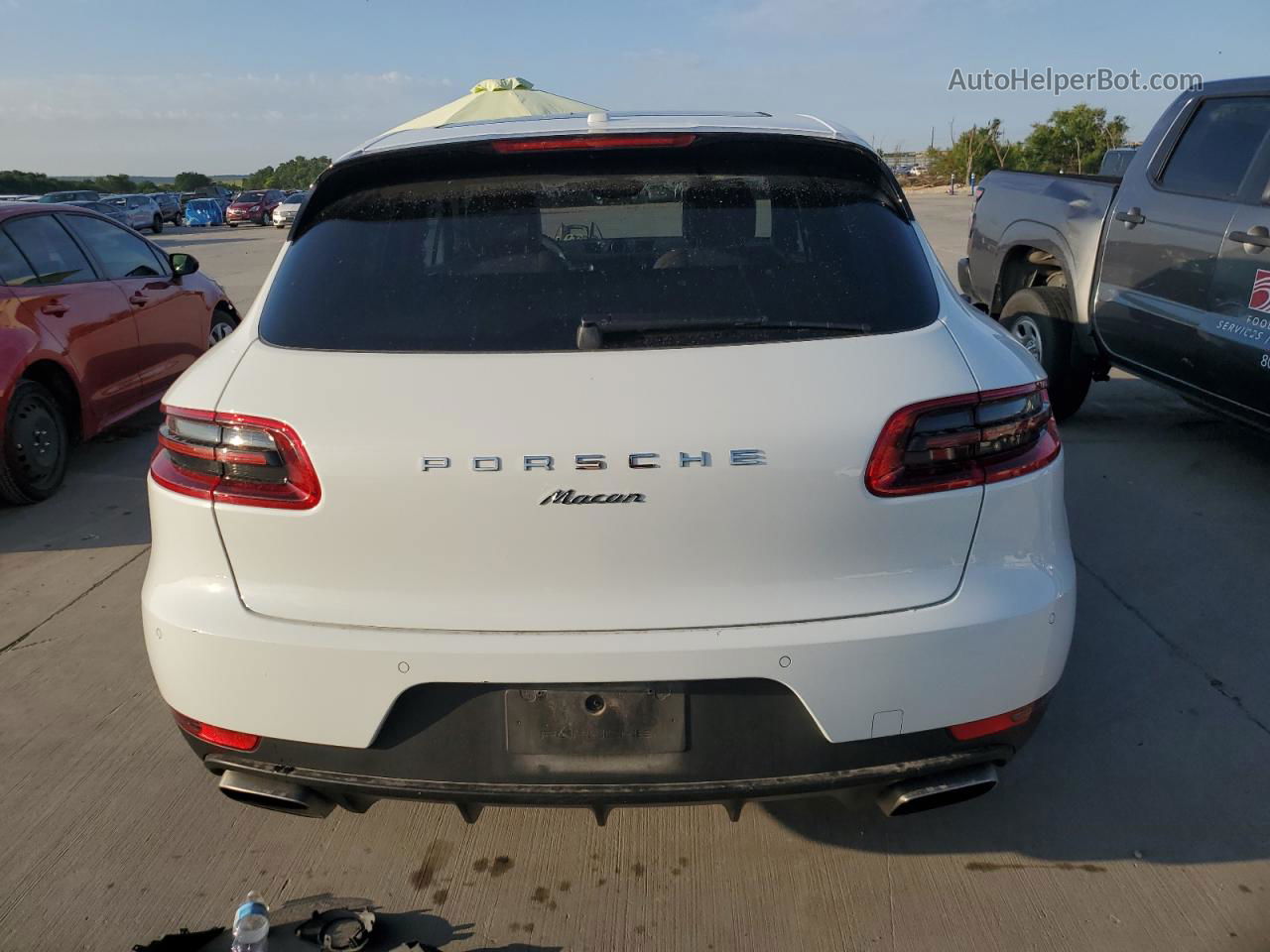 2018 Porsche Macan  White vin: WP1AA2A53JLB19361