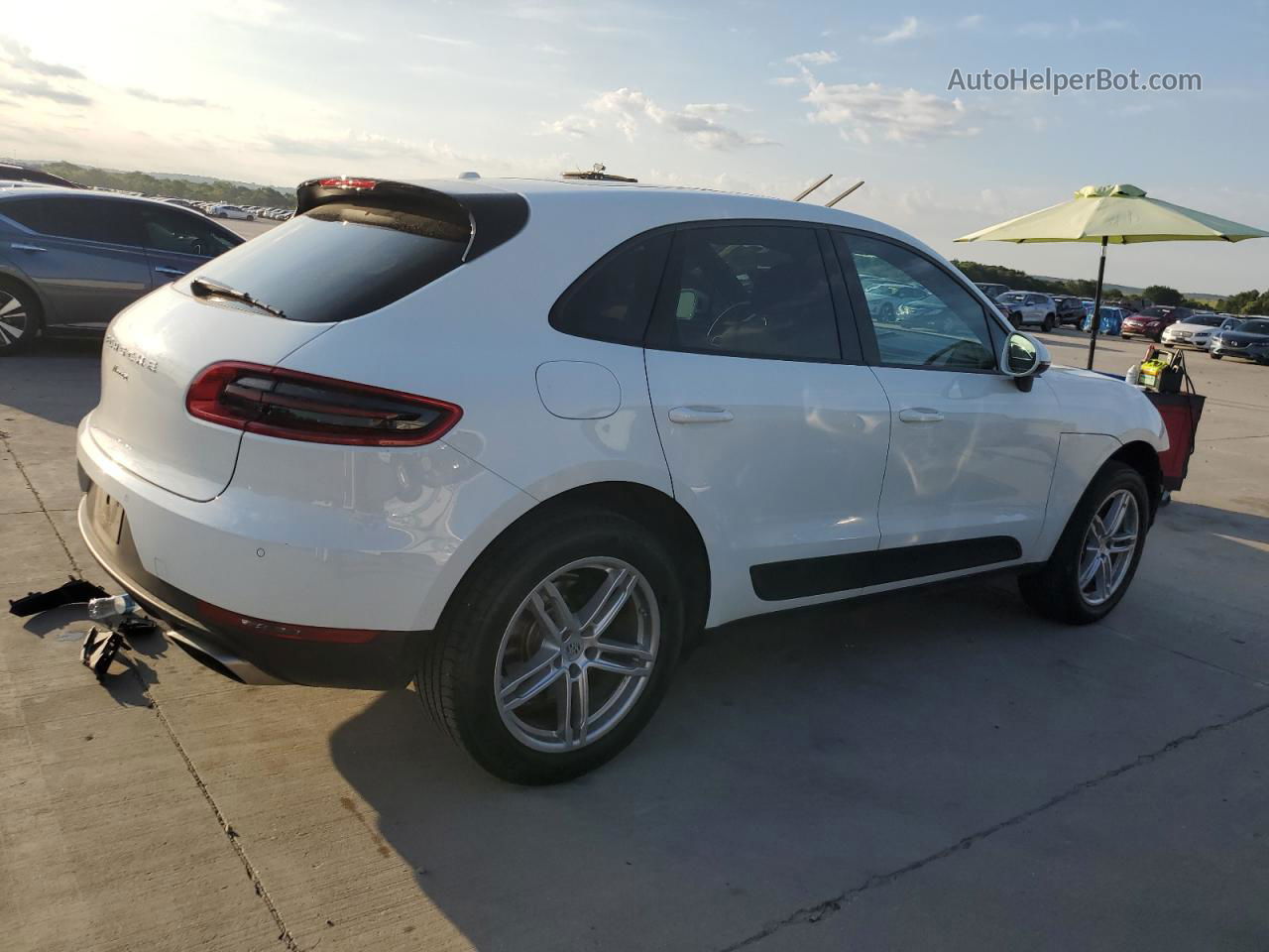 2018 Porsche Macan  White vin: WP1AA2A53JLB19361