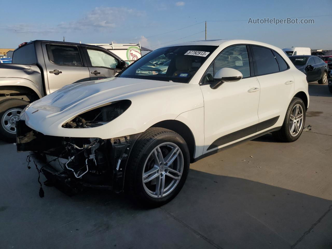 2018 Porsche Macan  White vin: WP1AA2A53JLB19361