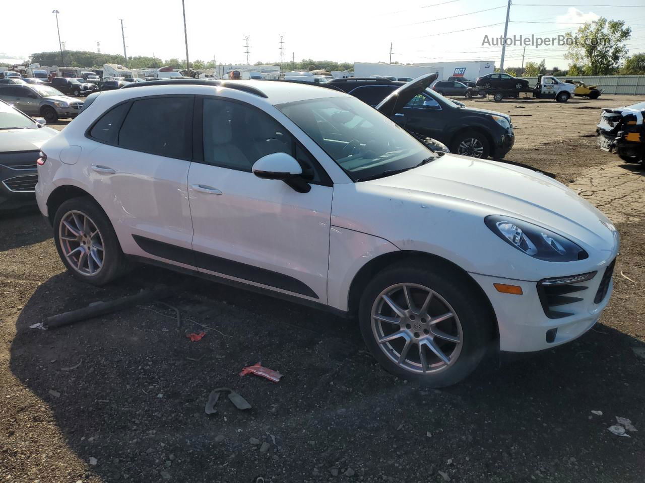 2018 Porsche Macan  White vin: WP1AA2A54JLB22091