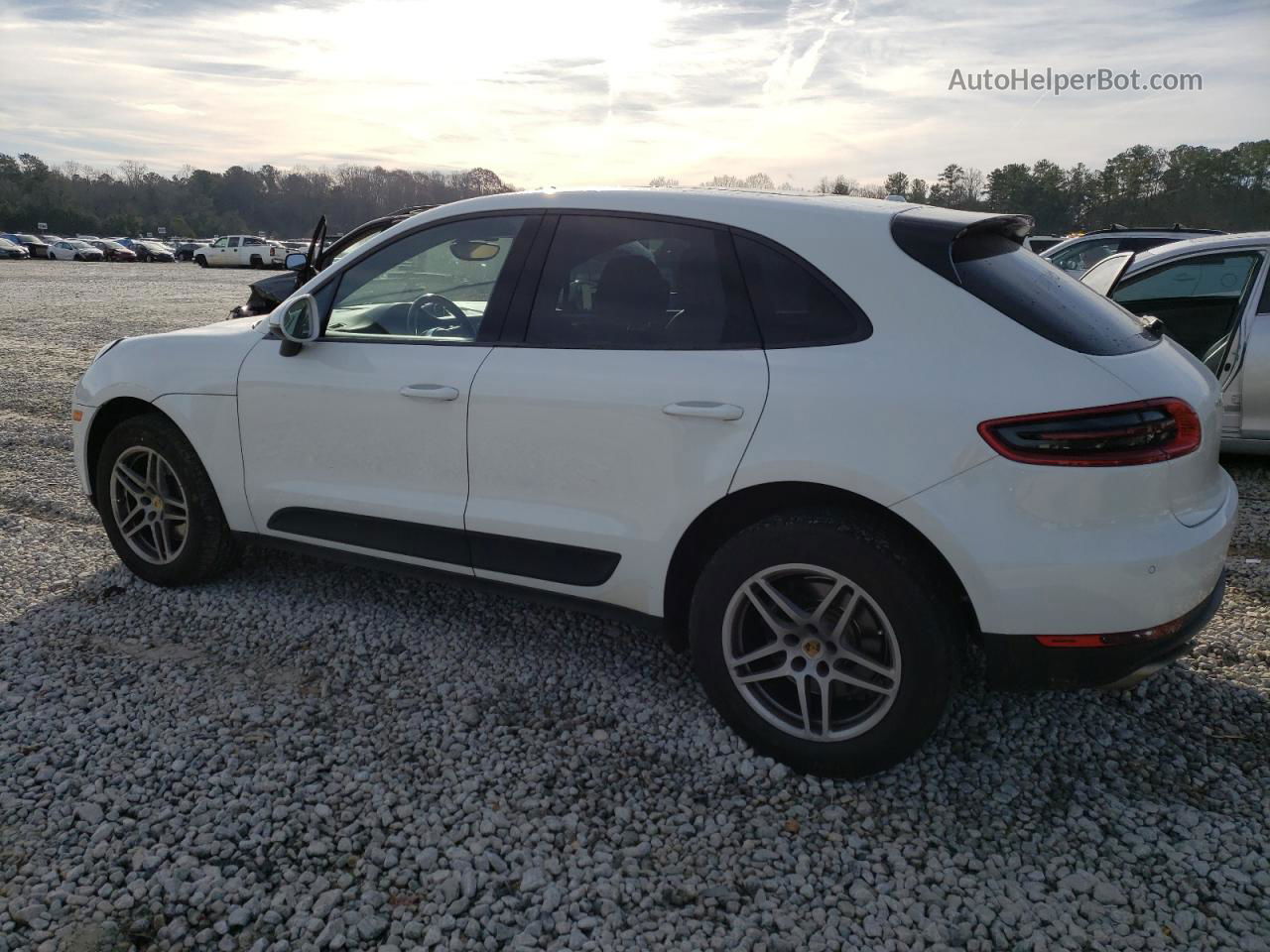 2017 Porsche Macan  White vin: WP1AA2A55HLB01423