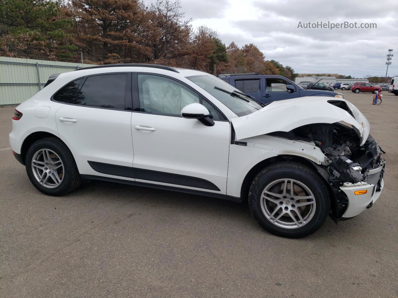 2017 Porsche Macan  White vin: WP1AA2A55HLB09084