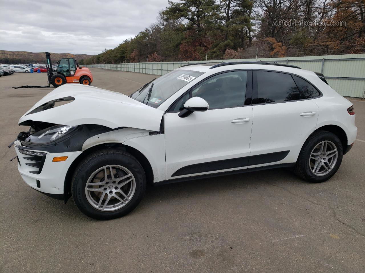 2017 Porsche Macan  White vin: WP1AA2A55HLB09084