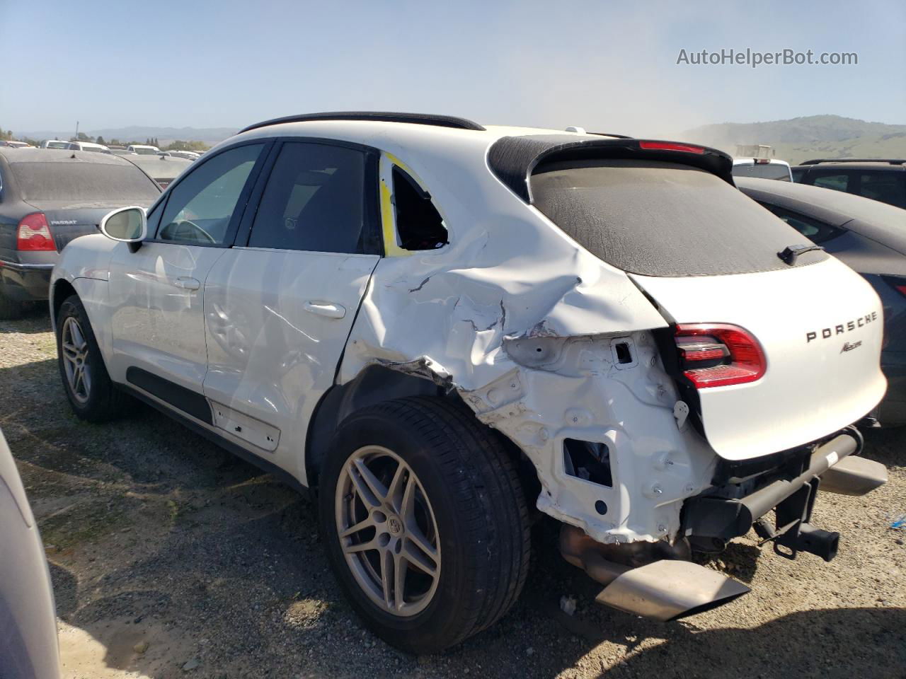 2018 Porsche Macan  White vin: WP1AA2A55JLB05039