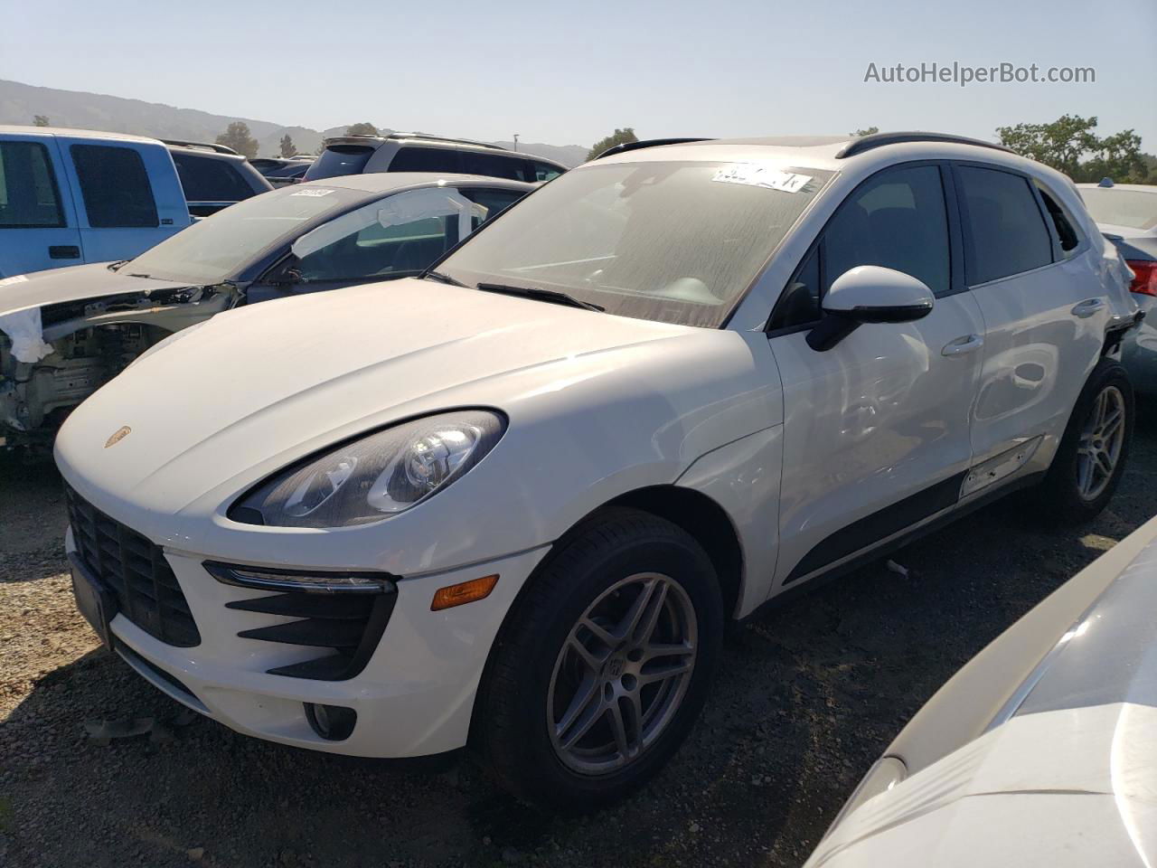 2018 Porsche Macan  White vin: WP1AA2A55JLB05039