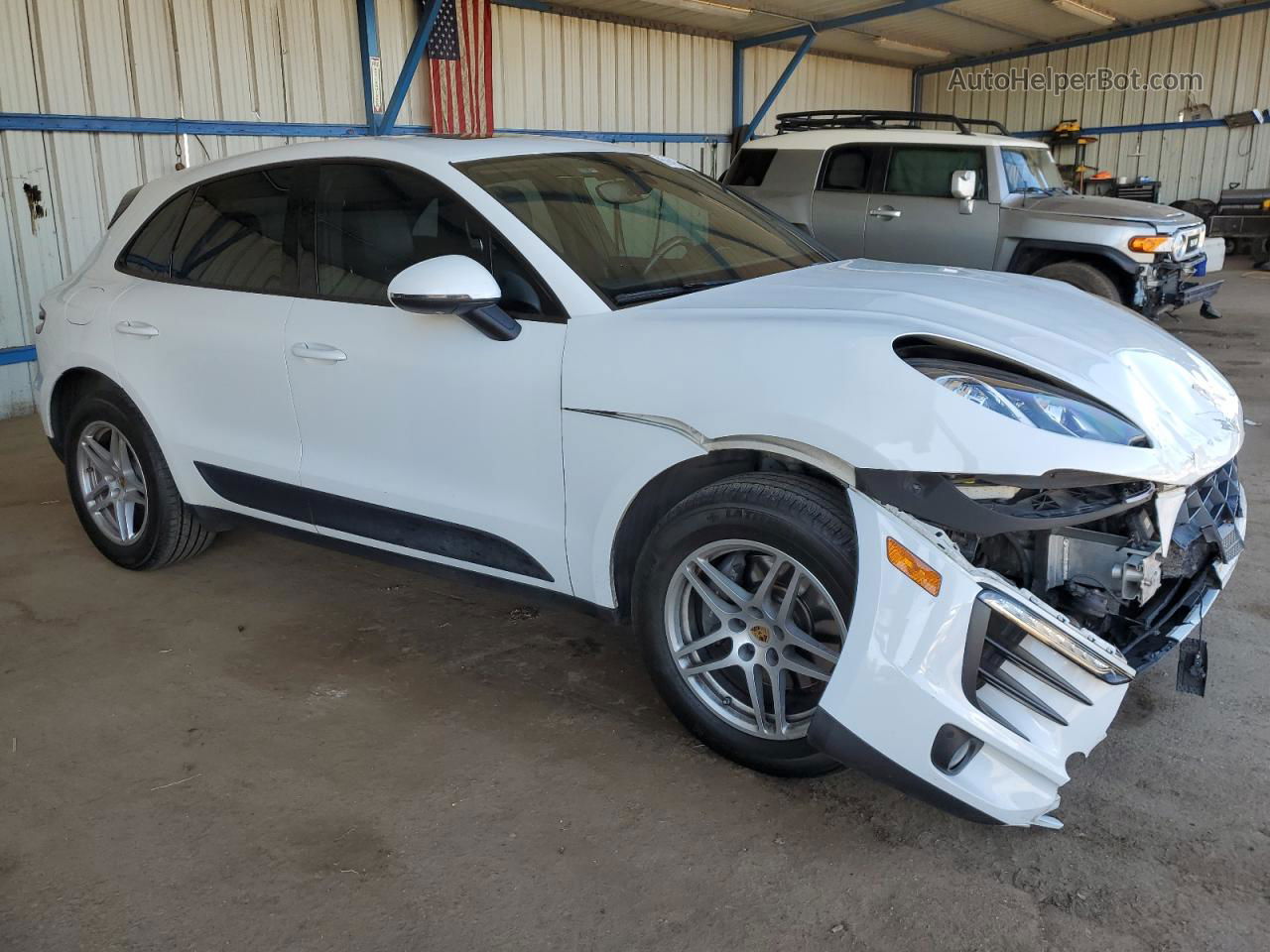 2017 Porsche Macan  White vin: WP1AA2A56HLB83890