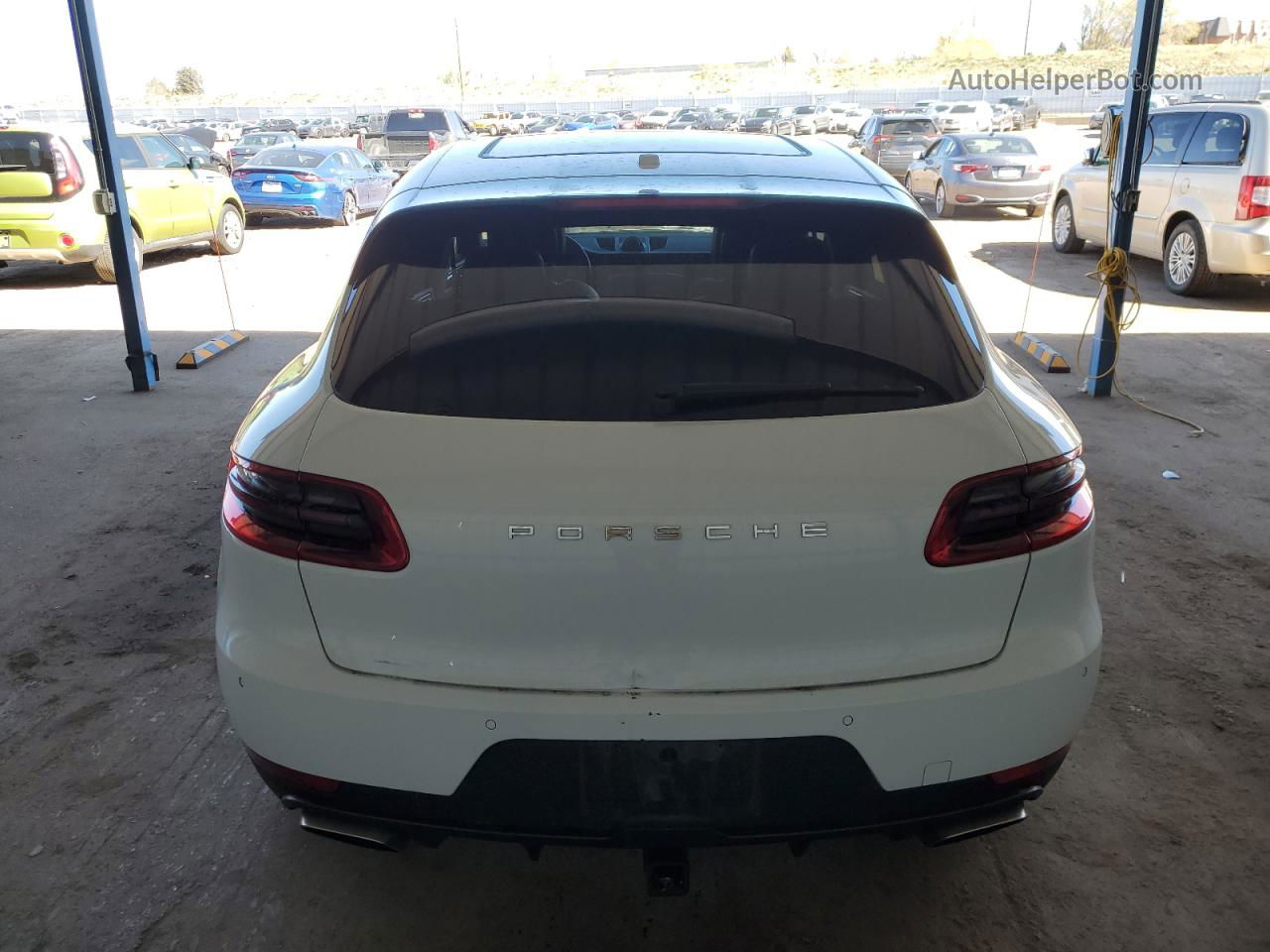 2017 Porsche Macan  White vin: WP1AA2A56HLB83890