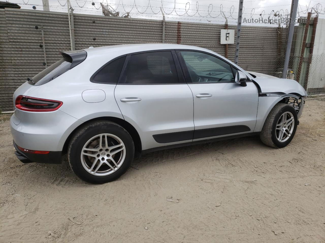 2018 Porsche Macan  Silver vin: WP1AA2A56JLB01162