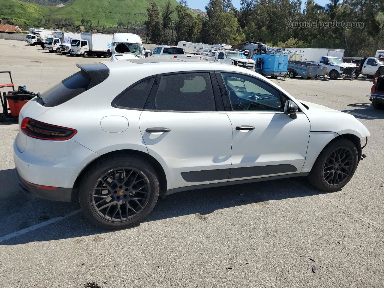 2018 Porsche Macan  White vin: WP1AA2A56JLB15059