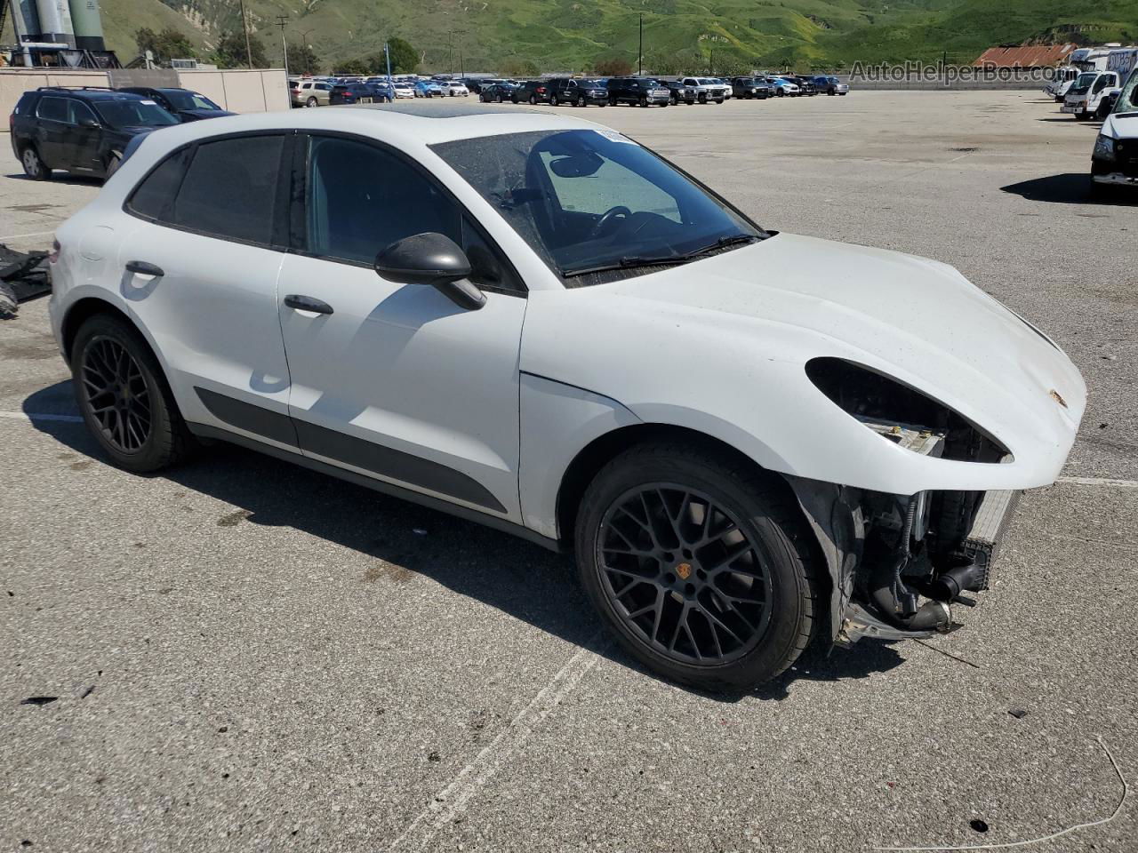 2018 Porsche Macan  White vin: WP1AA2A56JLB15059