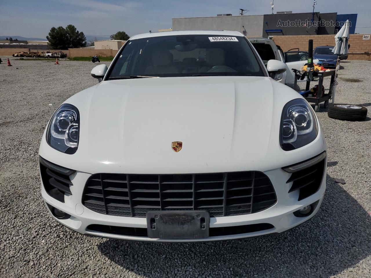 2018 Porsche Macan  White vin: WP1AA2A56JLB15675